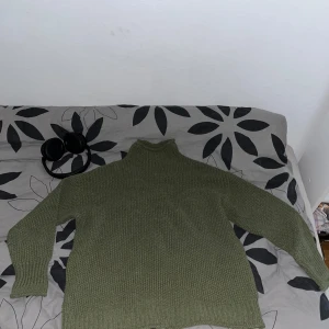 Oliv grön stickad mock neck - Passar de runt 170  Loose fit men armarna är normala.