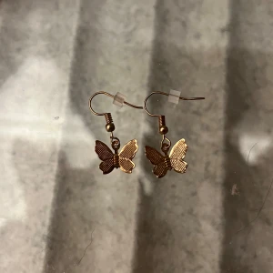 Örhängen  -  Gulliga fjärils örhängen🎀