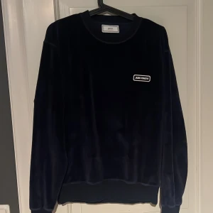 AMI Paris Sweatshirt, Stolek M - Tröjan är äkta och är köpt i frankrike. Produkten är liten i storleken, passar M bra och även S. Hör av er om ni är intresserade!