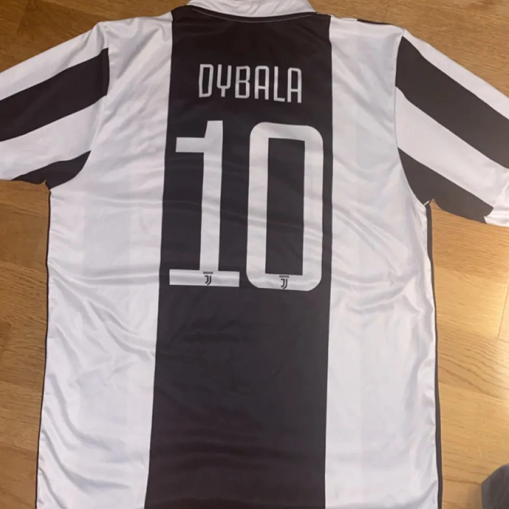 Jätte snygg dybala tröja som är knappt använd 9/10 skick men har en pyte liten fläck på sidan av tröjan som lätt går att få bort med medel. Är XS men passar mig bra som är en medium vilket säger en del. Sportswear.