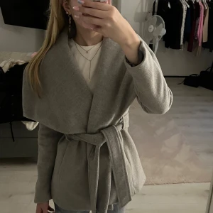 kappa - superfin! kommer tyvärr inte till användning längre, har blivit lite noppig på insidan och har ett hål vid insidan armen men inget som märks med den på, hålet går förmodligen att sy igen🩷