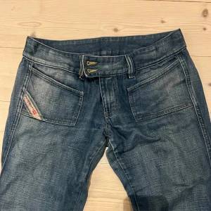 Disel jeans - SKITSNYGGA lowrise disel bootcut jeans!! Jättefint skick, köpta secondhand men ser nya ut. Storlek 36, tyvärr för små för mig så kan inte skicka bilder hur de sitter på men hör av dig om du vill ha måtten.