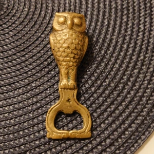 Guld ugglekappsylöppnare! - Mått: Längd ca 9-10 cm. Bredd: 2-4 cm   Liknande guld färg så inte äkta.  Har tynd i sig men blir lättare vid kapsylöppnare längst ner.  