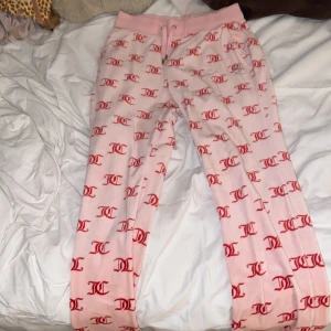 rosa juicybyxor - jättesköna rosa juicy byxor,bra skick,ingen paljett/glitter har lossnat💕det är lortigt längst ner på benen,storlek M känns som S,kp för fler bilder/frågor💕nypris 900❤️