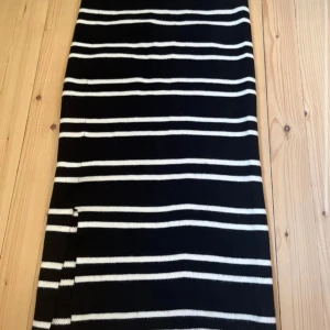 Svartvit kjol  - Jätte fin kjol som tyvärr är för kort för mig (170). Bra skick! 