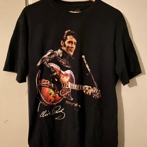 Elvis Presley t shirt - Sjukt Cool Elvis tröja! Använd ett par gånger! Skriv ifall du vill ha fler bilder 