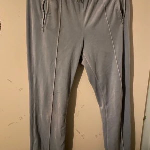 Juicy Couture - Ljusblåa juicy couture byxor med Juicy texten på rumpan. Sköna! Inte jätte använda! skriv om du vill ha fler bilder 