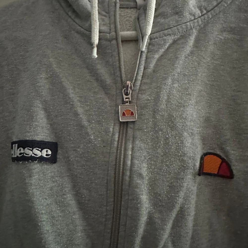 Ellesse tröja med dragkedja. Väl använd. Är ganska liten i storlek. . Hoodies.