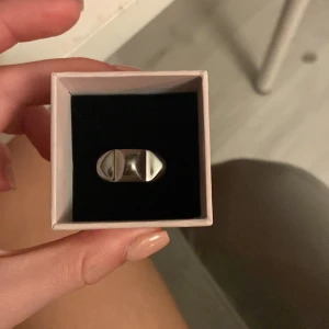 Edblad ring -  Säljer denna jättefina Edblad ringen köpte den från någon på Plick men den var för liten för mig storleken är 16,8 