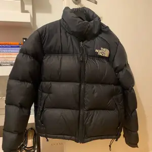 En jätte fin north face jacka i storlek s. Passar perfekt nu inför vintern.  Den är i den svarta färgen och är i jätte fint skick. Fler bilder eller frågor så är det bara att kontakta mig!✨