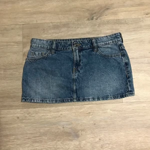 Mini jeanskjol  - Fin jeanskjol som tyvärr inte passar mig i storleken 💕