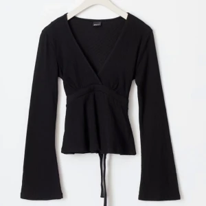 Tie top - Långärmad tröja från ginatricot med knyte bak, orginalpris 300kr. Använd vid ett tillfälle, så som ny!
