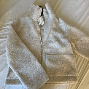 teddyjacka hm - säljer denna super eftertraktade teddyjackan som är helt slutsåld på hemsidan! oanvänd med prislapp kvar så i nyskick 🥰