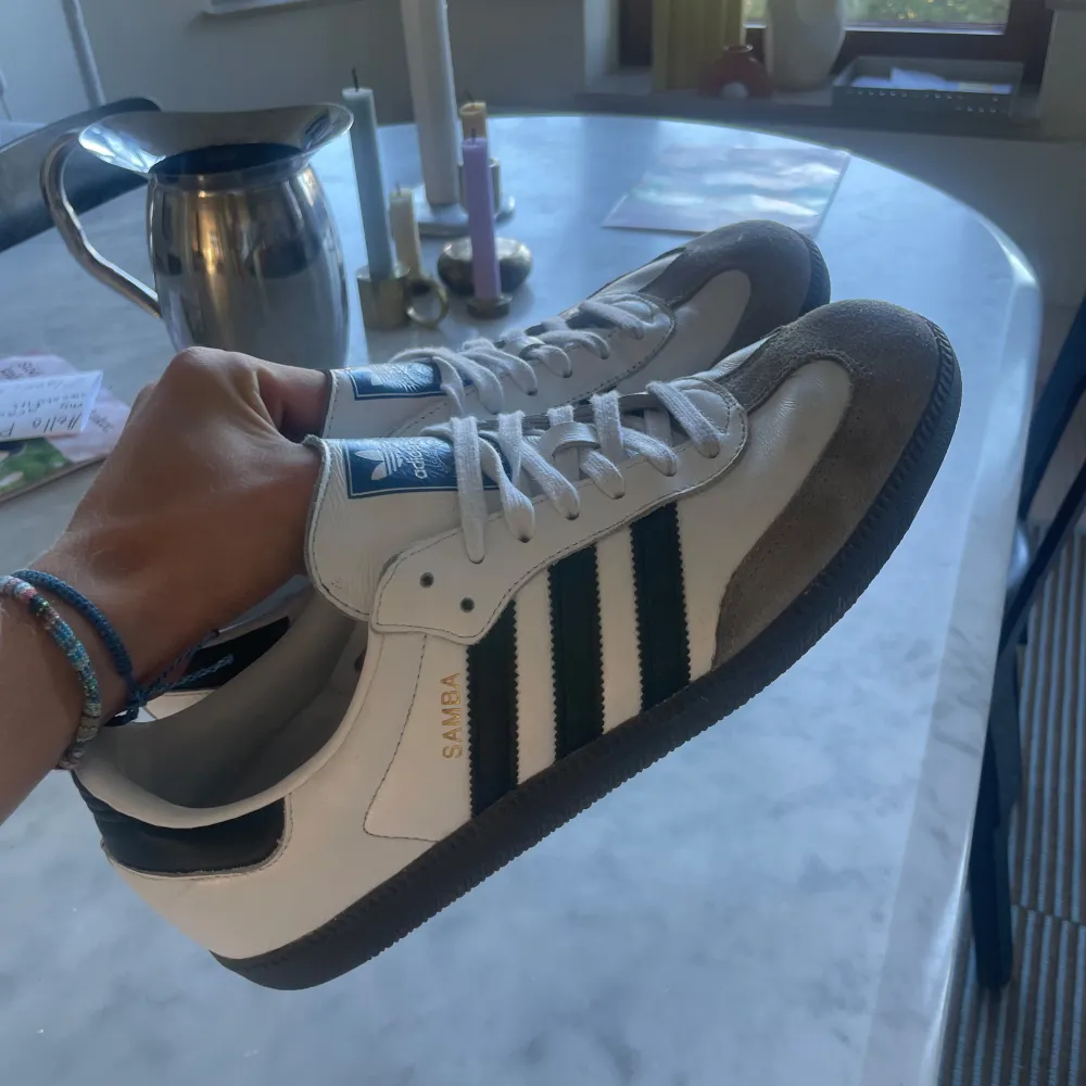 Säljer dessa vita adidas samba! Skicket är 9/10 då jag knappt använt dom. Kom privat för fler frågor:) storlek 44 2/3, men passar mig som vanligtvis har 43/44. Skor.