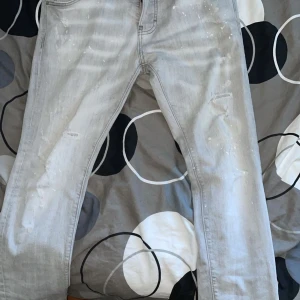 Disquard jeans  - Säljer gråa äkta disquard jeans kvitto har jag slarvat bort men man ser tydligt att dem äkta skick 10/10 hör gärna av dig vid intresse. 