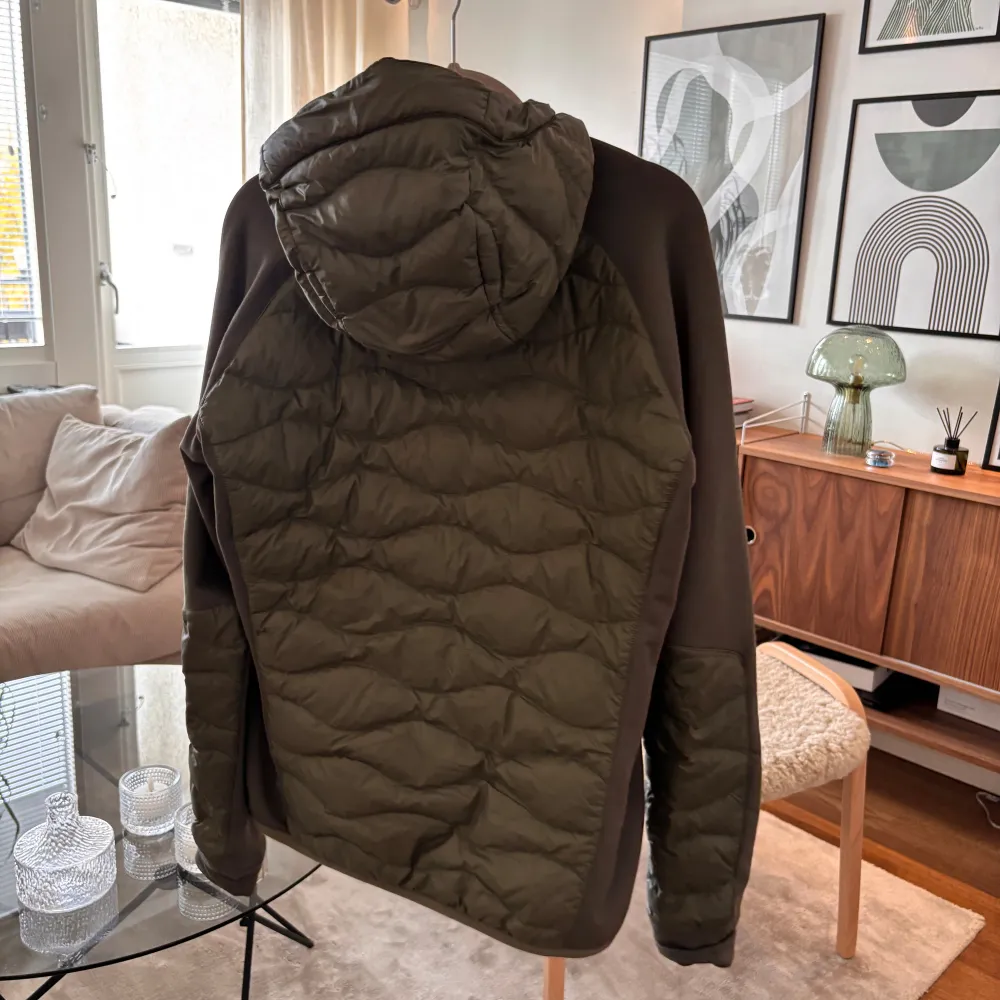 Säljer en snygg grön dunjacka / cardigan från Peak Performance. Perfekt för höst och vår. Pris kan såklart diskuteras och skriv för mer bilder eller funderingar. Storlek på jackan är M och nypris på jackan ligger runt 1800. . Takit.
