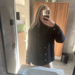 Höst jacka  - Super snygg höst jacka från NA-KD. Passar perfekt nu på hösten då den är varm och snygg. Säljer i storlek 36. Föreslå gärna priset. 