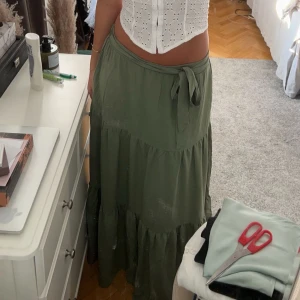 Grön kjol - Grön kjol ifrån newyorker i storlek s, nyskick!