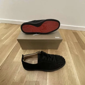 Svarta sneakers med nitar från Christian Louboutin - Vi har fått in ett par Christian Louboutin! Vi säljer dessa skor för 2999 vilket är billigt jämfört med nypris skorna är använda en gång till en fest och kommer med box och påse vi har även med den röda lappen.