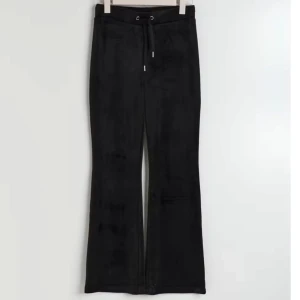Gina Tricot byxor - Svarta mjukisbyxor från Gina i storlek S