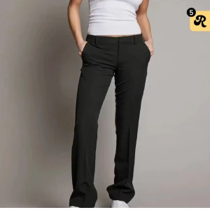 Kostymbyxor  - Vera kostymbyxor i storlek 36, säljer då dom är för stora 💕Dom är lite slitna längst ner då ja klivit på dom för dom är för långa på mig