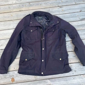 Peak performance fieldjacket - Säljer nu en sjukt snygg field jacket från ”peak performance” i storlek L. 