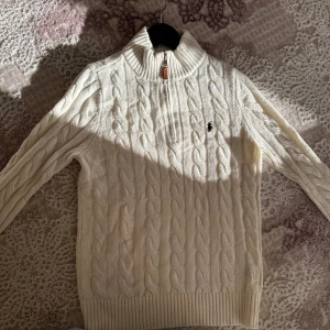 POLO RALPH LAUREN QUARTER ZIP VIT (S) - Använd bara ett par gånger. Nypris ligger på runt 2500. Priset är ej hugget i sten så kan tänka mig gå ner i pris. Har ingen användning av det. Vid frågor så tveka inte att ställa frågor😊