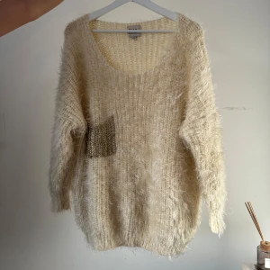 Stickad tröja - Så snygg stickad off shoulder tröja som är perfekt nu till hösten! Från märket FAV och är i storleken one sized men skulle säga att det passar någon som bär xs-m🥰