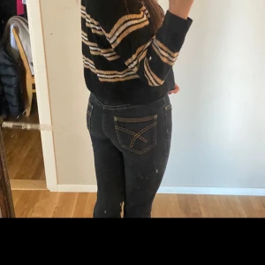  - Säljer jeans i strlk 38 