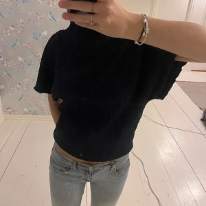 Zara T-shirt  - Världens finaste tröja i världen underbaraste material!!! Nästan helt oanvänd🥰