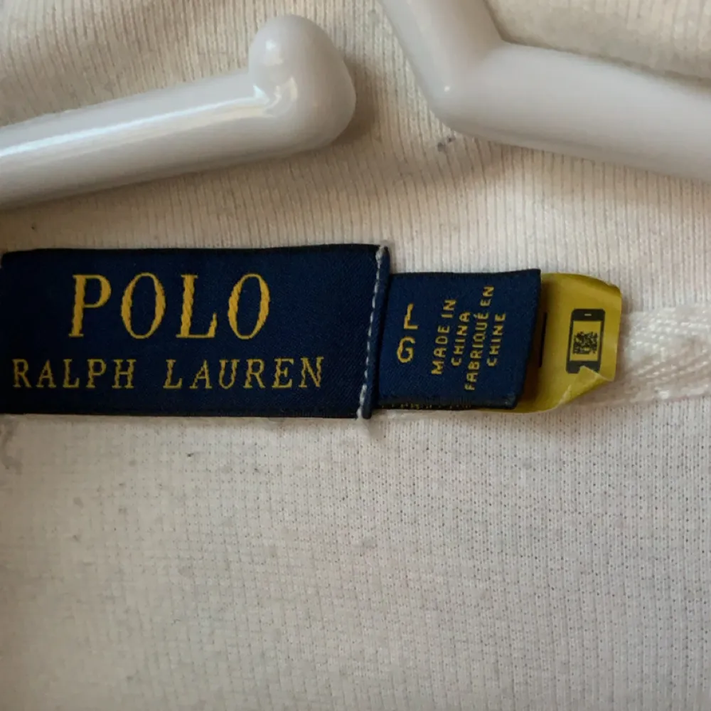 Säljer en stilren vit tröja från Polo Ralph Lauren. Den har en dragkedja vid halsen och det klassiska logotypbroderiet på bröstet. Perfekt för en casual look eller när du vill klä upp dig lite. Passar till både jeans och chinos! perfekt till vintern❄️. Tröjor & Koftor.