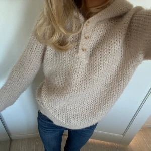 Stickad hoodie - Superfin stickad hoodie från märket charlior💕 sparsamt använd 