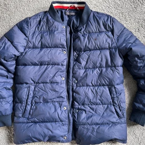 Tommy hilfiger Jacka - Bra skick, passar på dig som är 150-160. används aldrig och är osäker på nypris men kom gärna med bud på denna😁 