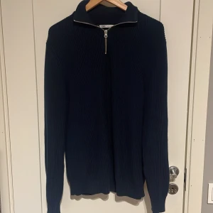 Stickad marinblå halfzip tröja - Stickad tröja från Zara i fint skick. 
