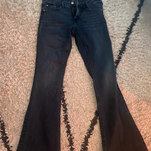 lågmidjade Bootcut mörkblå jeans  - Säljer dom här fina lågmidjade jeansen som jag knappt har använt, köpte på Gina tricot för 400kr 💕 säljer pga att dom är för stora, innerbenslängden är 80cm