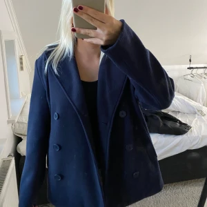 Kappa - Superfin mörklblå kort kappa💕