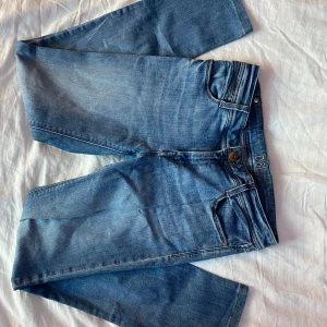 Jeans - Ljusblå skinnyjeans med mid/low waist. Från märket ”DL”.  Osäker på storleken, så fråga om mått. 