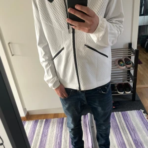 J.Lindeberg Jacka - J.Lindeberg jacka i storlek M, sitter riktigt schysst och är i bra skick. Pris kan alltid diskuteras vid snabb affär.💰