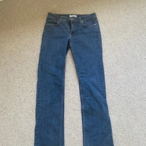 Blåa jeans - Jätte snygga lågmidjade jeans! Står ingen storlek men sitter perfekt på mig som brukar ha S! Inte skinny utan utsvängda!