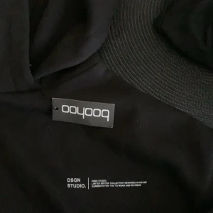  hoodie bohoo - Jätte mysig och varm inuti. Har endast testat en gång alltså är den ny med prislapp. Den är i xs men oversize 