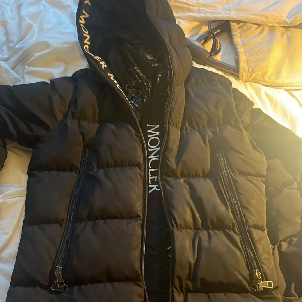 Säljer nu min moncler vinterjacka då jag skaffat en ny. Använd 1 vinter och är i bra skick . Takit.