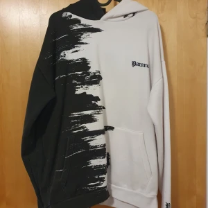 Svart och vit hoodie från NewYorker - Knappt använd Köpt ifrån NewYorker Storlek M Har katt