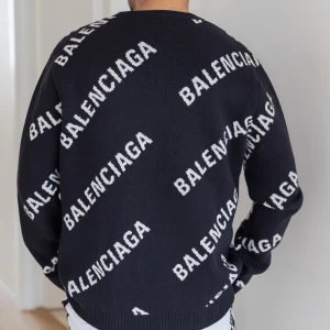 Balenciaga tröja  - Balenciaga tröja i storlek M. Priset kan diskuteras 