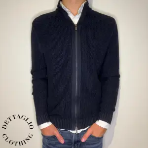 Cardigan från Massimo Dutti | Skick: 8/10 | Storlek: M | Nypris: 899kr | Säljer för 439kr | Spårbar frakt via Postnord eller Instabox | Hör av dig vid frågor eller funderingar 