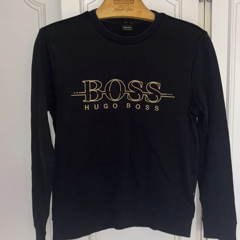 Hugo boss tröja från en av dom lite äldre kollektionerna med Hugo boss i broderat i guld över bröstet. Storlek S. Kvaliteten är väldigt bra och tröjan är knappt använd. Nypris: 1299kr. Tröjor & Koftor.