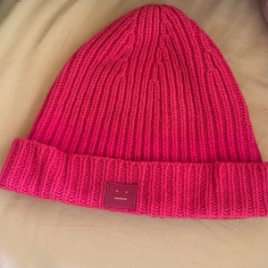 Acne mössa - Syperfin cerise mössa från Acne.