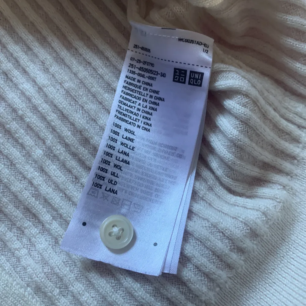 Jättefin till hösten! Lång i ärmarna. Jättemysig! Otroligt bra skick! Kan styleas till allt! Köpt för 399kr Kommer med en extra knapp ifall en åker av. . Neuletakit & Villapaidat.