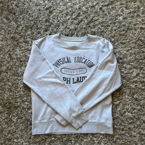 Denim & supply (ralph lauren) crewneck  - Säljer nu denna riktigt snygga denim & supply (ralph lauren) crewnecken. Bra skick och go nu till vintern🤩 storlek M men passar S🙌🏼 mitt pris 449🔝 hör av vid några funderingar! 