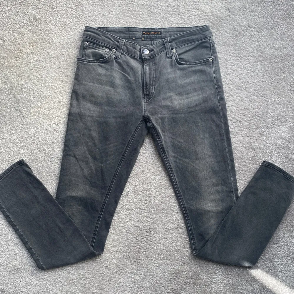 Ett par tvär feta nudie jeans i populära modellen skinny lin som sitter slim/skinny❗️|  skick: 9/10✅ | snygg grå tvätt och perfekt till hösten🍁🍂 | Hör av er vid mer frågor❗️. Jeans & Byxor.