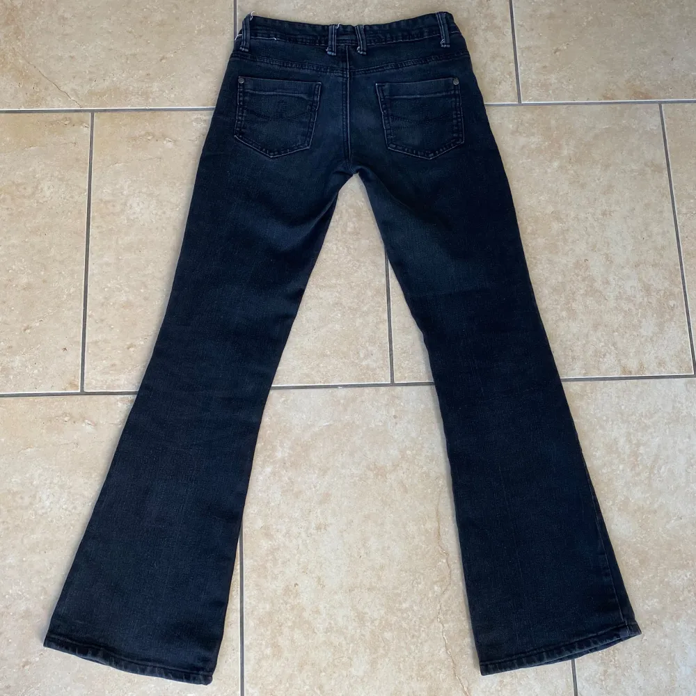 Säljer ett par lågmidjade vintage bootcut jeans från märket Denim CO. Jeansen är i stretchigt material.  Aldrig använda och i väldigt bra skick✨ Midjemåttet rakt över: 36/37 cm Innerbenslängden: 80cm Pris kan diskuteras vid snabb affär❤️. Jeans & Byxor.